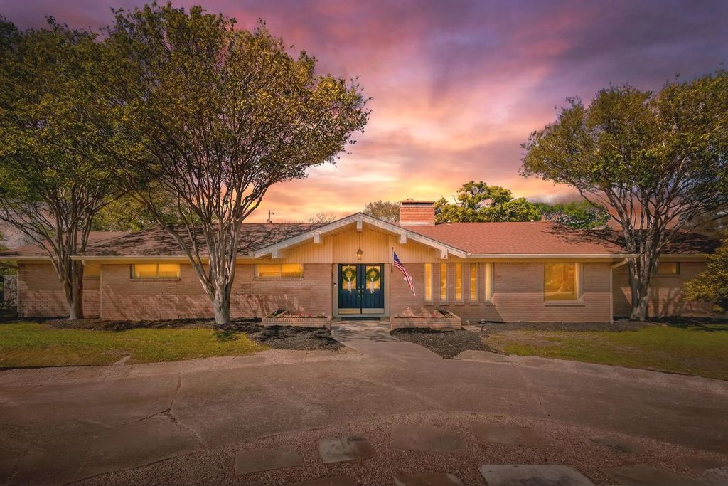 1016 Hummingbird Lane, Woodway