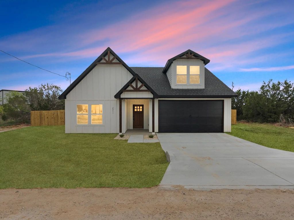 2211 Woodcrest Trail, Granbury
