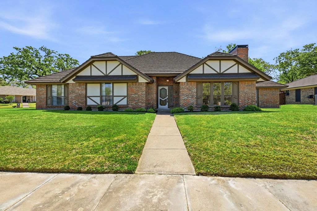 716 Sugar Tree Court, Bedford