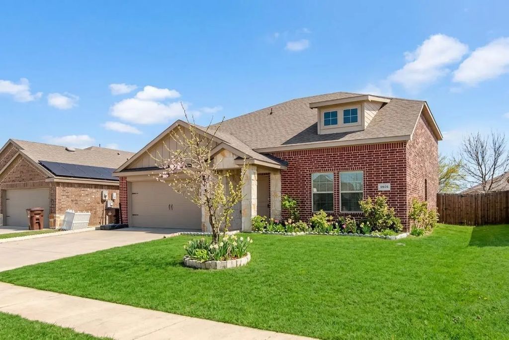 1815 Crimson Avenue, Farmersville