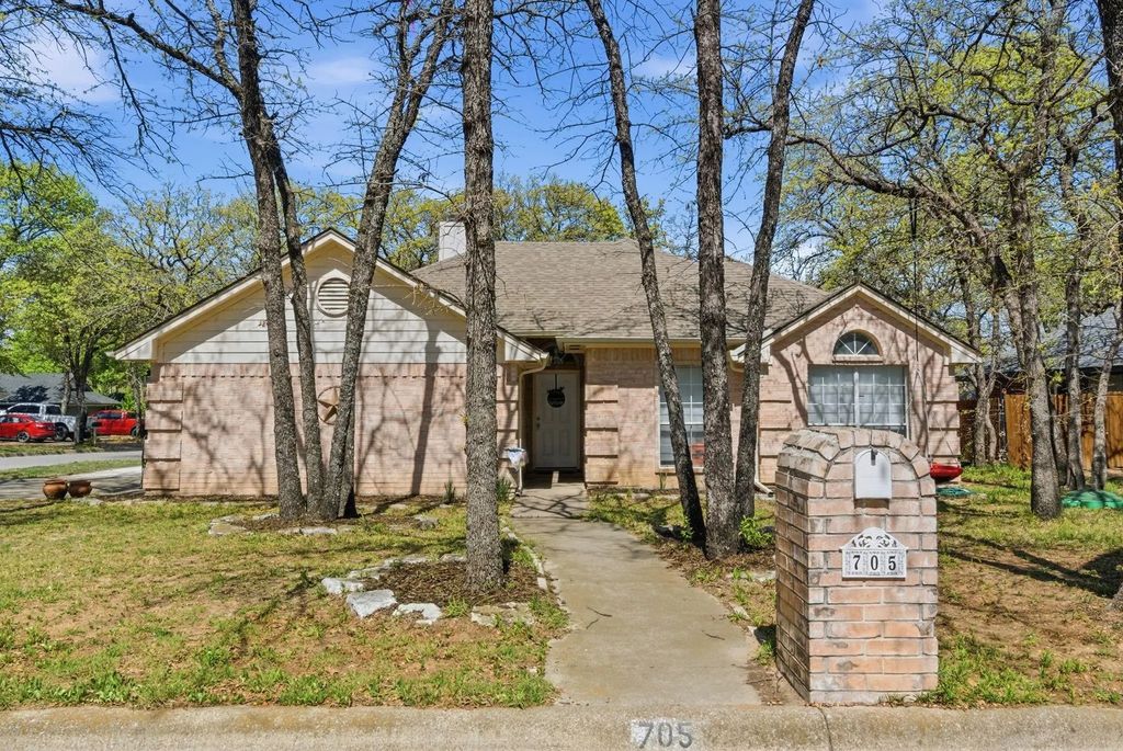 705 Oak Park Drive, Azle