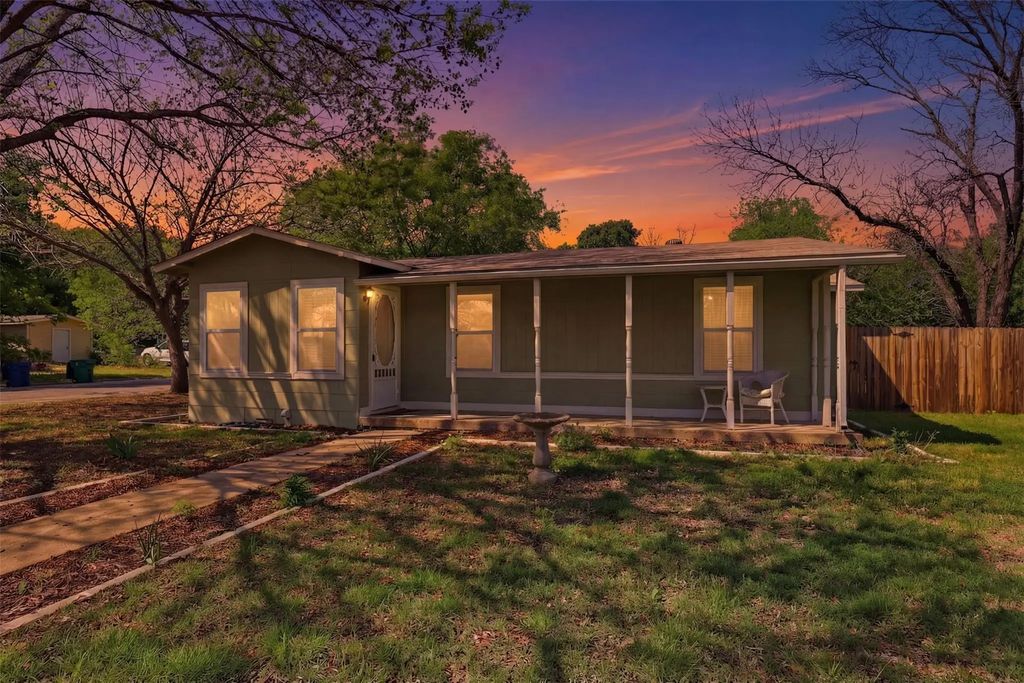 320 W Rucker Street, Granbury
