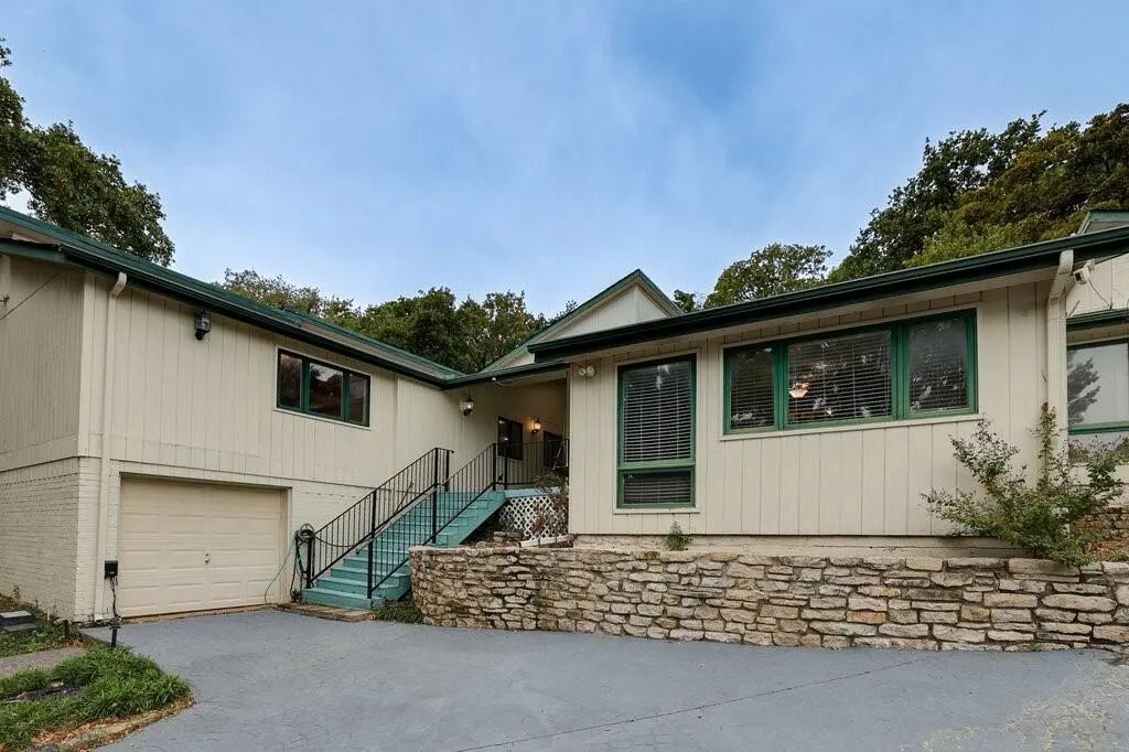 1405 Blackhill Court, Arlington