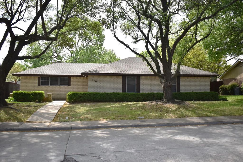 210 Iroquois Lane, Waxahachie
