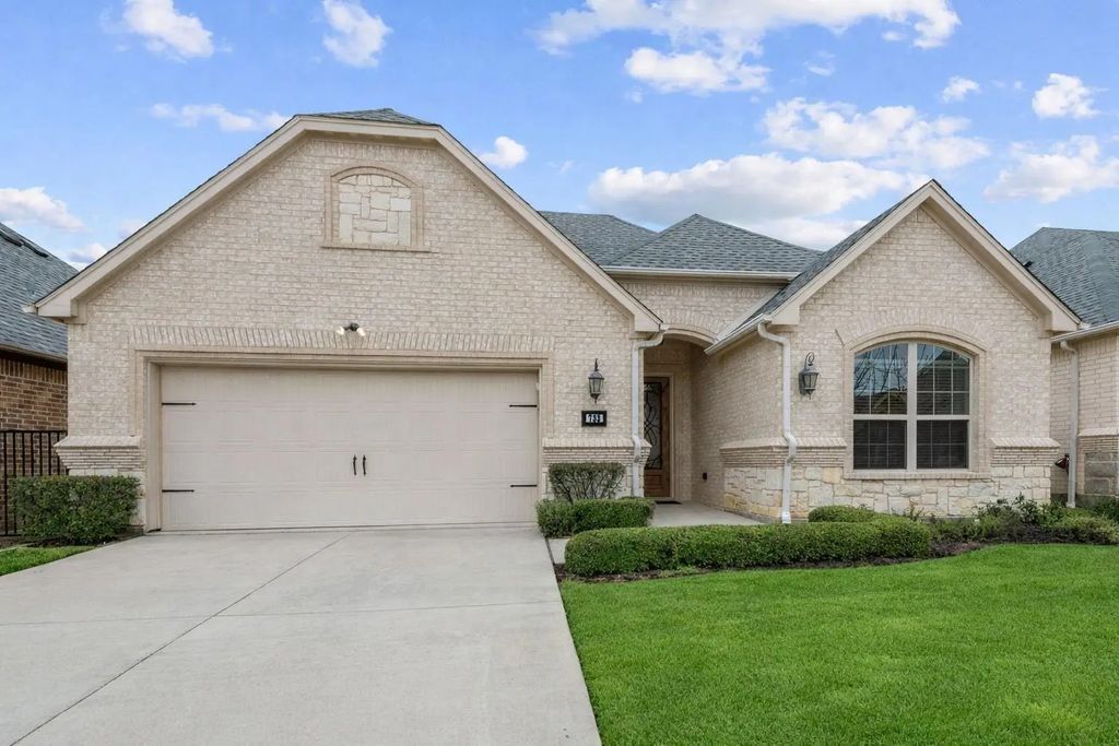 733 Avignon Trail 83, Keller