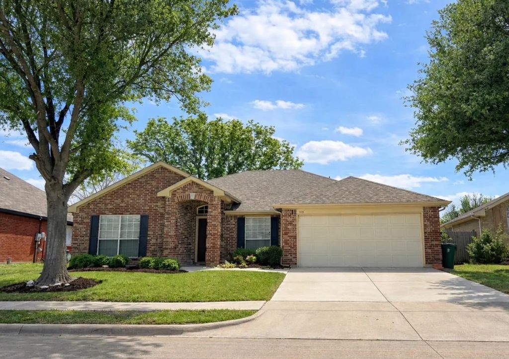 208 Creek Point Lane, Arlington