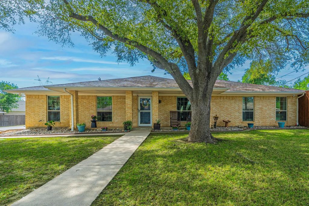 210 Bexar Drive, Highland Village