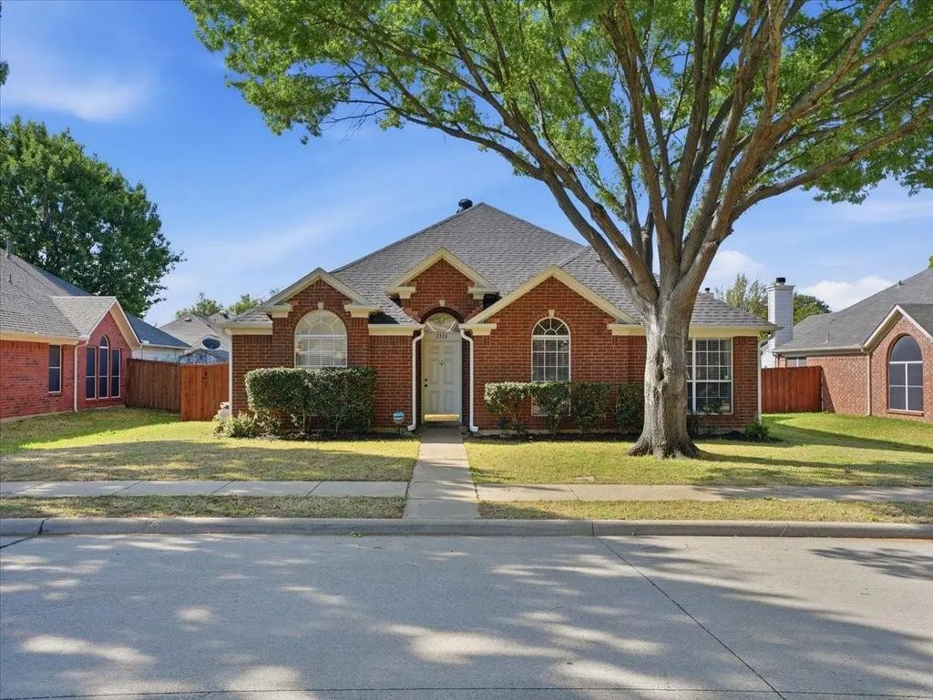 1316 Pelham Lane, Lewisville