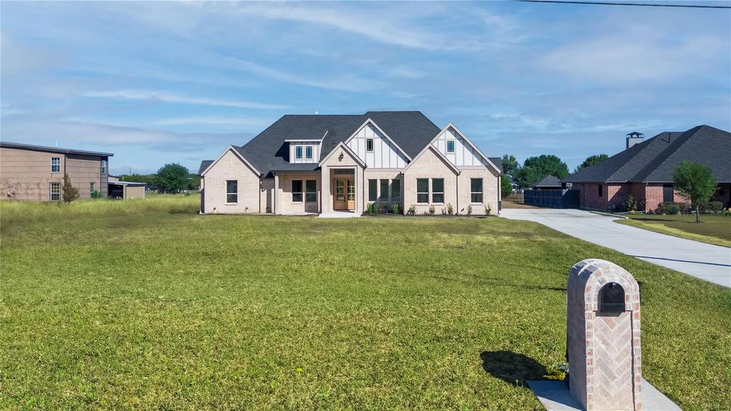 819 Meadow Lark Lane, Red Oak
