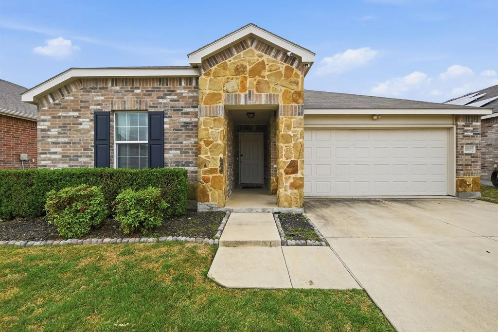 10001 Amosite Drive, Fort Worth