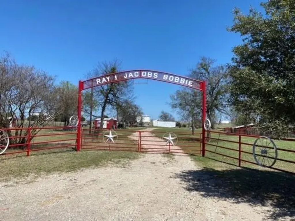 1375 County Road 1030, Corsicana