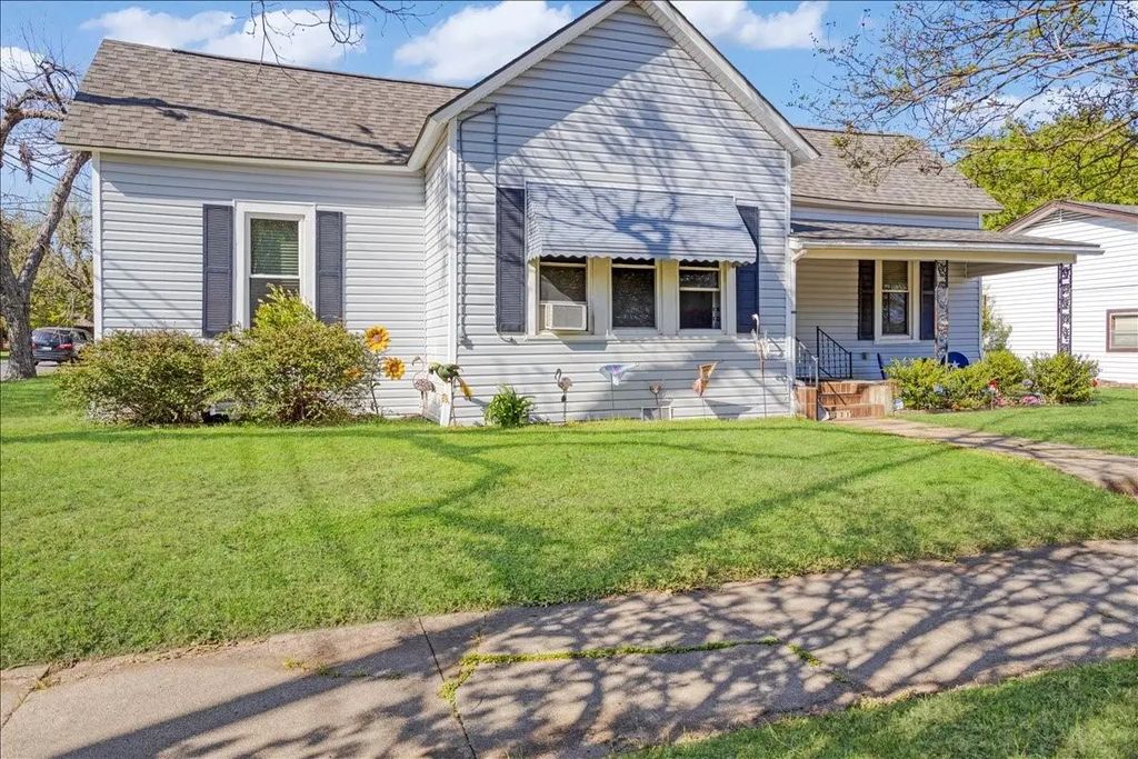 1231 W Woodard Street, Denison