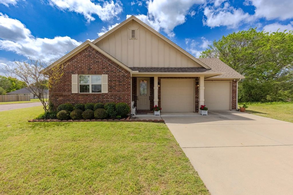 201 Cypress Point Court, Bonham