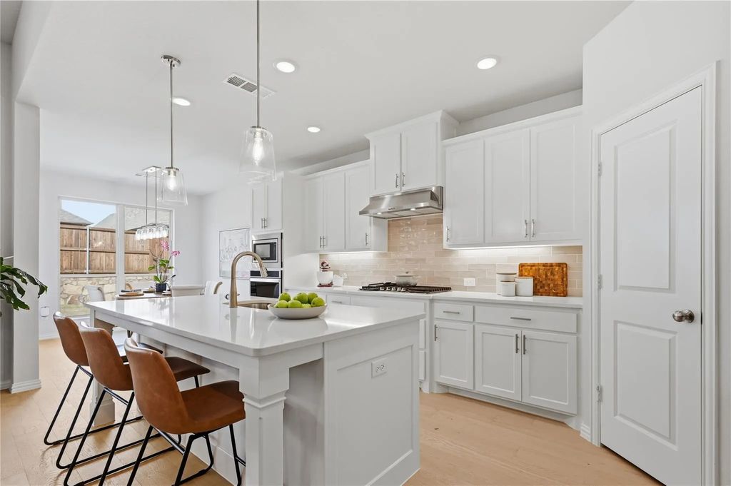 9317 Sunset Lane, Oak Point