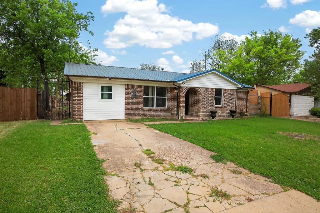 2231 Loyce Drive, Mesquite