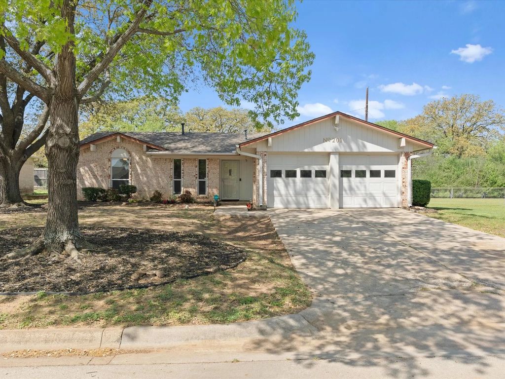 201 Bluebird Circle, Denton
