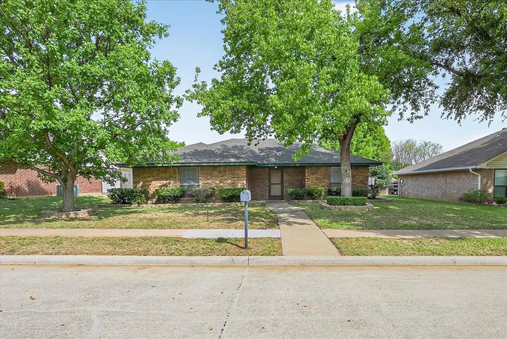 1405 Flamingo Drive, Lewisville