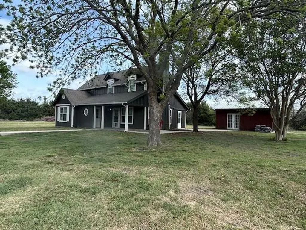 2028 County Road 4720, Leonard