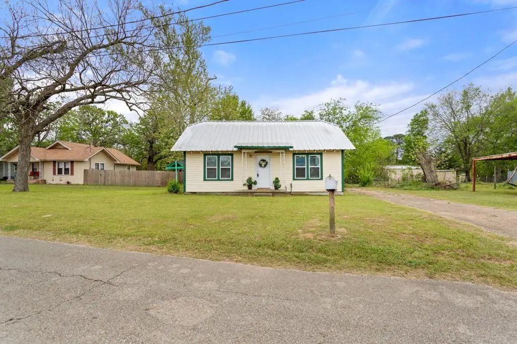 407 W Carnegie Street, Winnsboro
