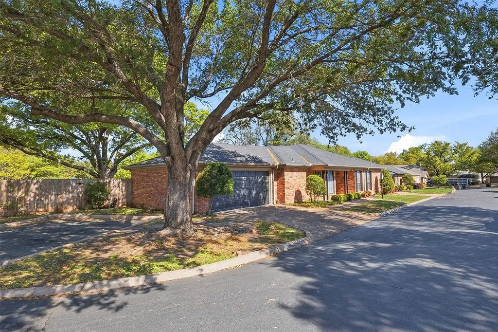 3824 Brookhaven Circle, Fort Worth