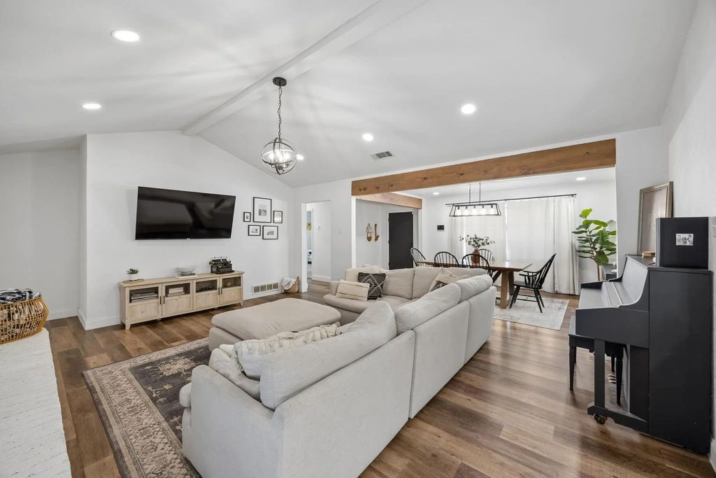812 Prestwick Street, Bedford