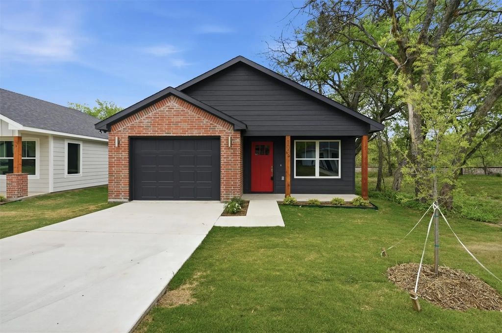 1004 S 1st Street, Sherman