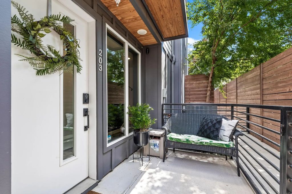 1507 N Garrett Avenue 203, Dallas