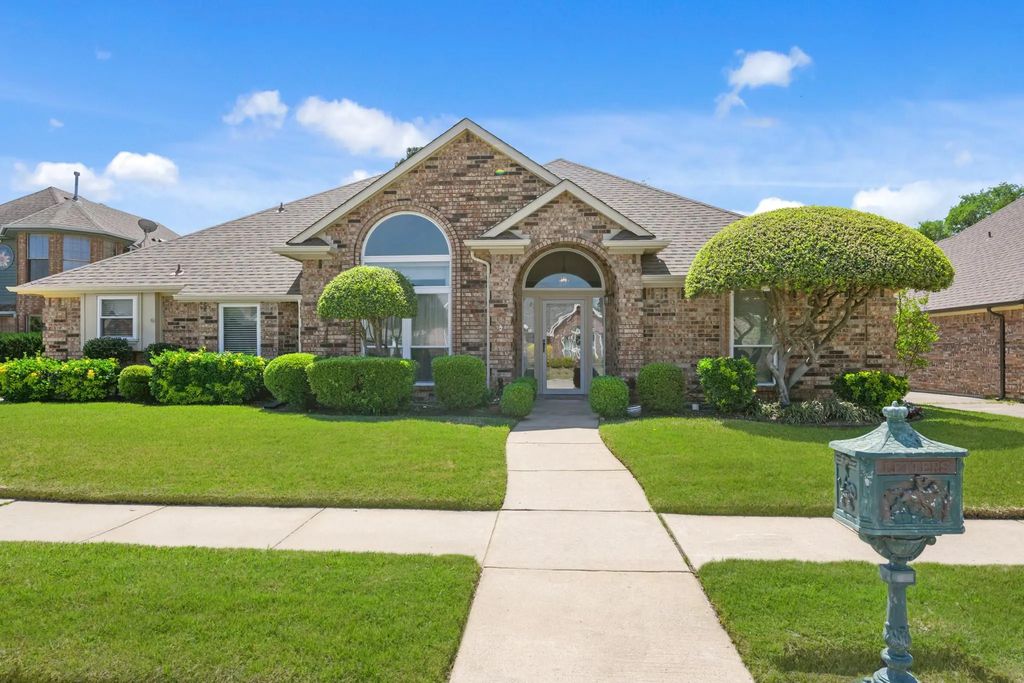 2509 Fox Glenn Circle, Bedford