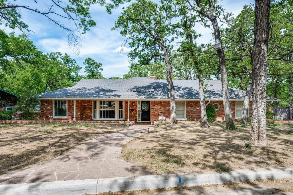 5805 Azteca Drive, Fort Worth