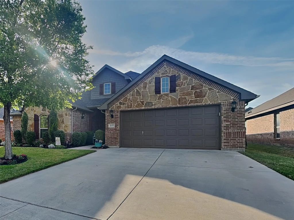 1635 St Croix Street, Burleson