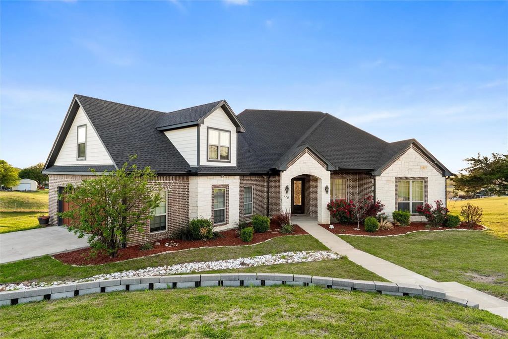 110 Eagles Roost Circle, Ennis
