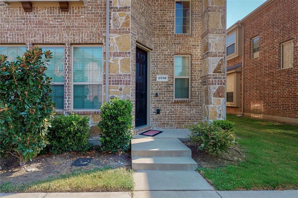 2556 Sarah Lane, Lewisville
