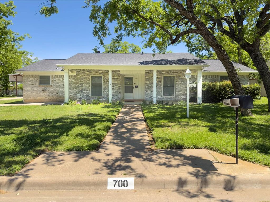 700 Austin Drive, Mineral Wells