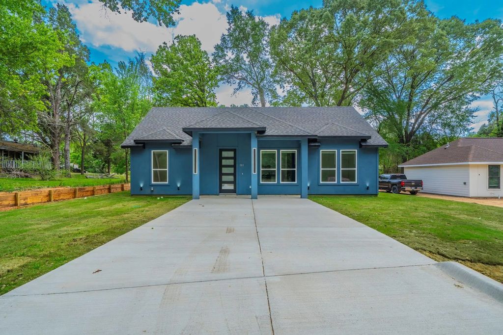 101 Bayside Drive, Malakoff