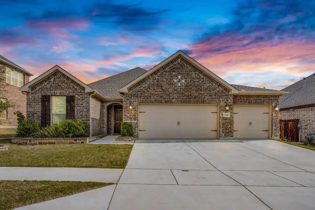 9016 Bison Creek Drive, Fort Worth