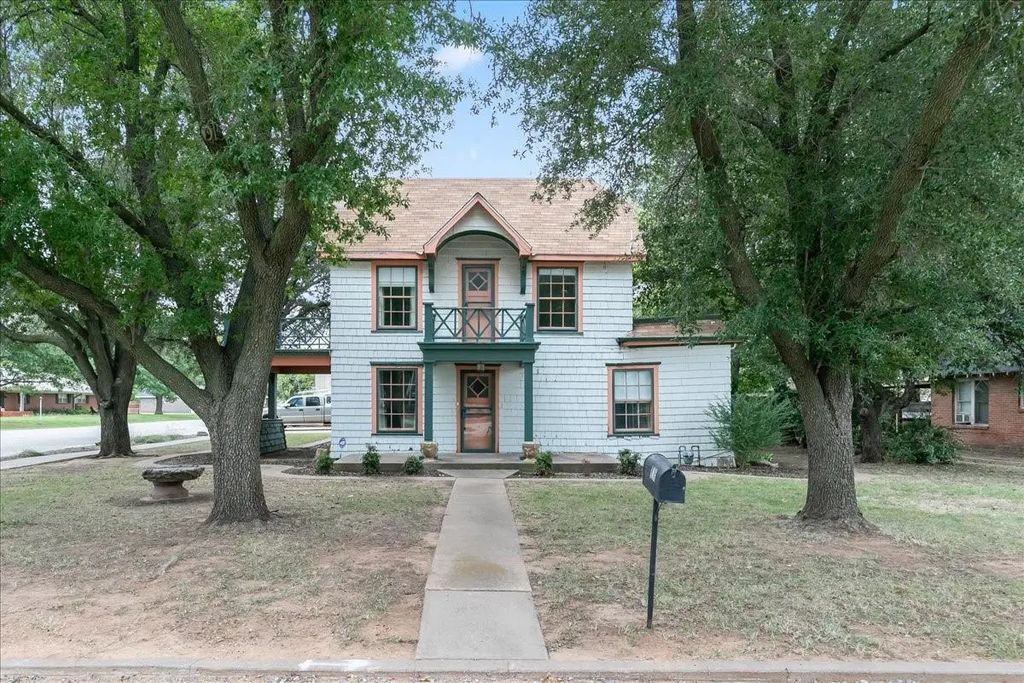 103 N Crockett Street, Henrietta