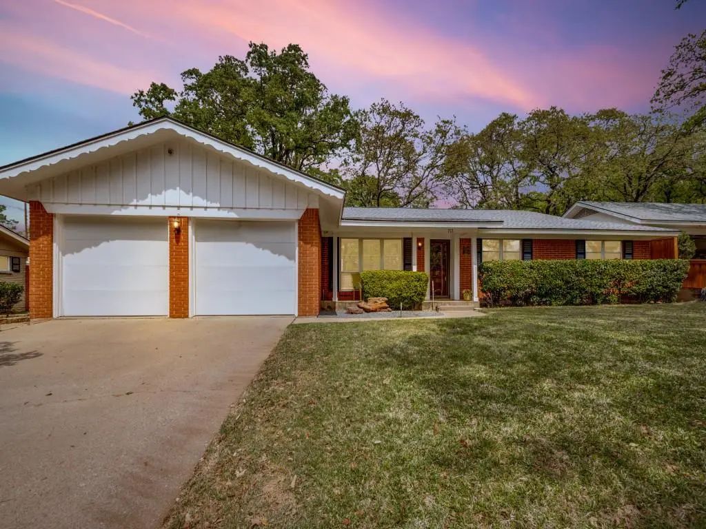 712 Joanna Drive, Hurst