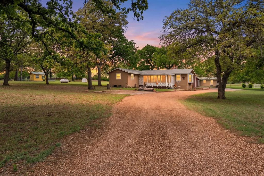 1500 County Road 404, Comanche