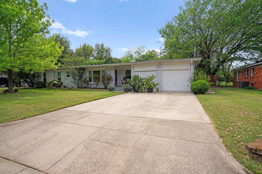 1106 Warden Street, Benbrook