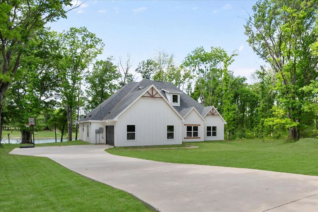 1014 Deep Water Cove, Corsicana