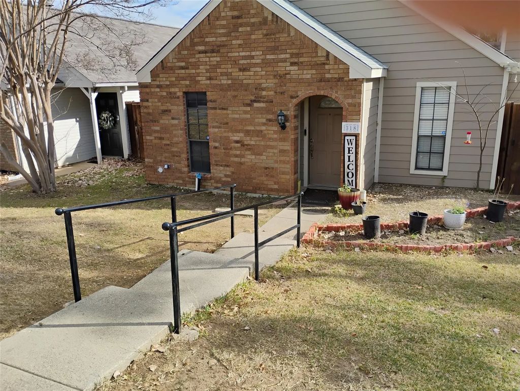 318 Teakwood Lane, Lewisville