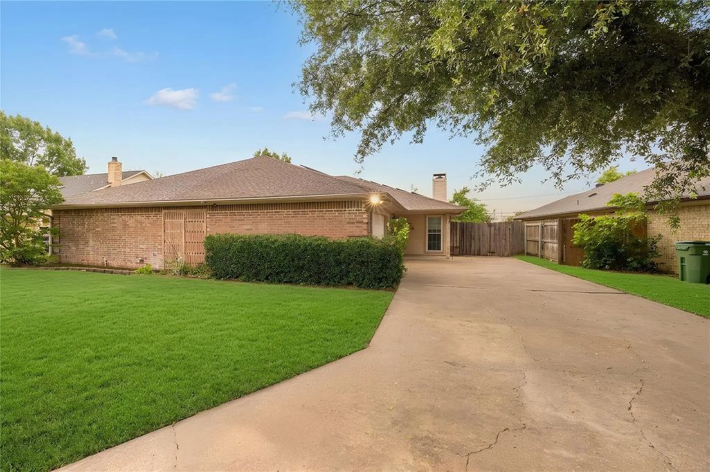 215 Mountainview Drive, Hurst
