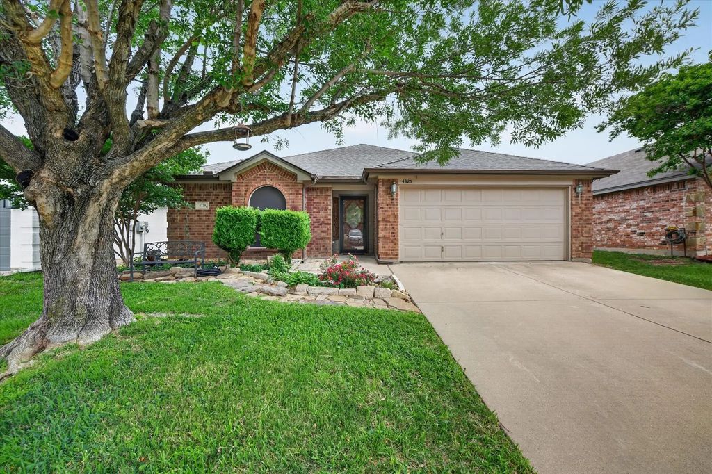 4325 Sweet Clover Lane, Fort Worth