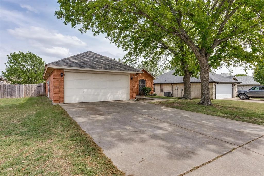 113 Saint James Court, Rhome