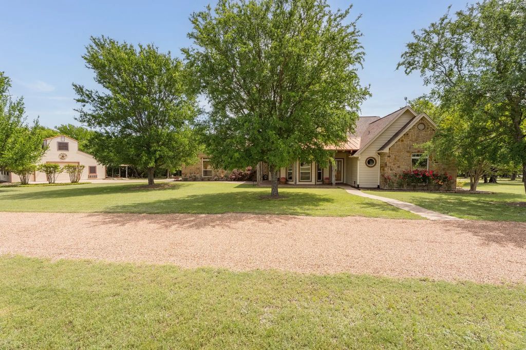 3401 Old Barn Court, Granbury
