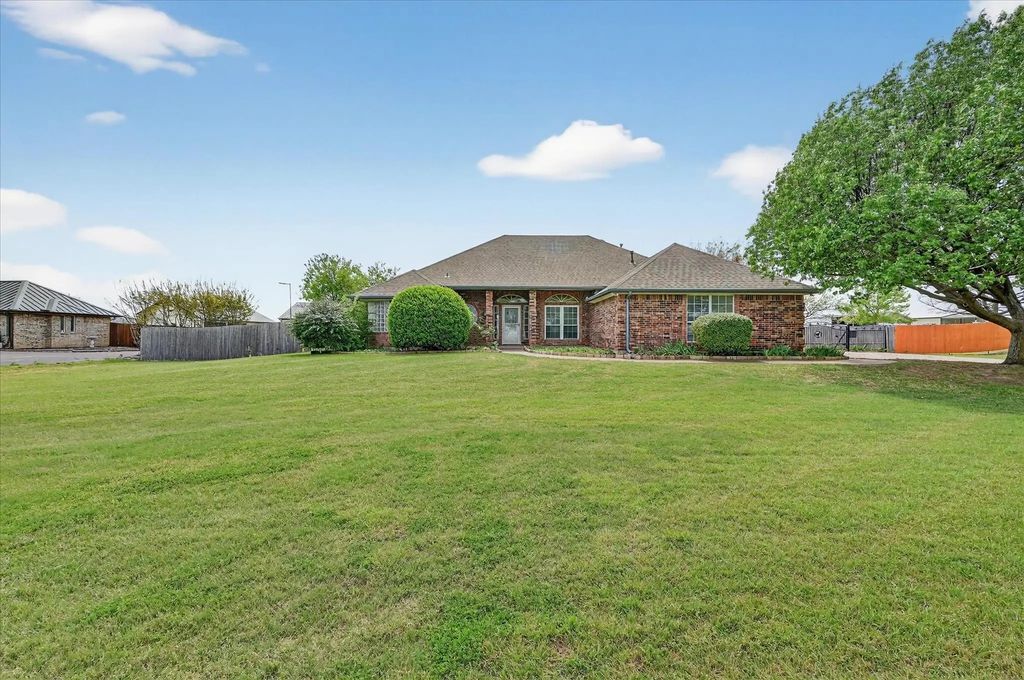 2409 Longhorn Trail, Crowley