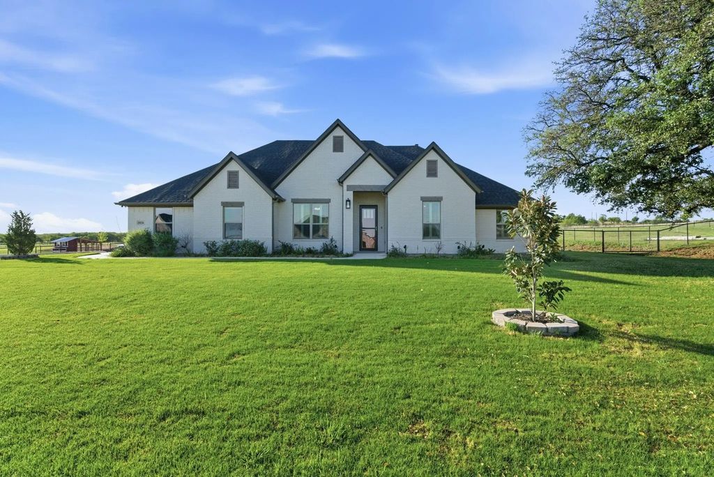 1016 Paradise Parkway, Poolville