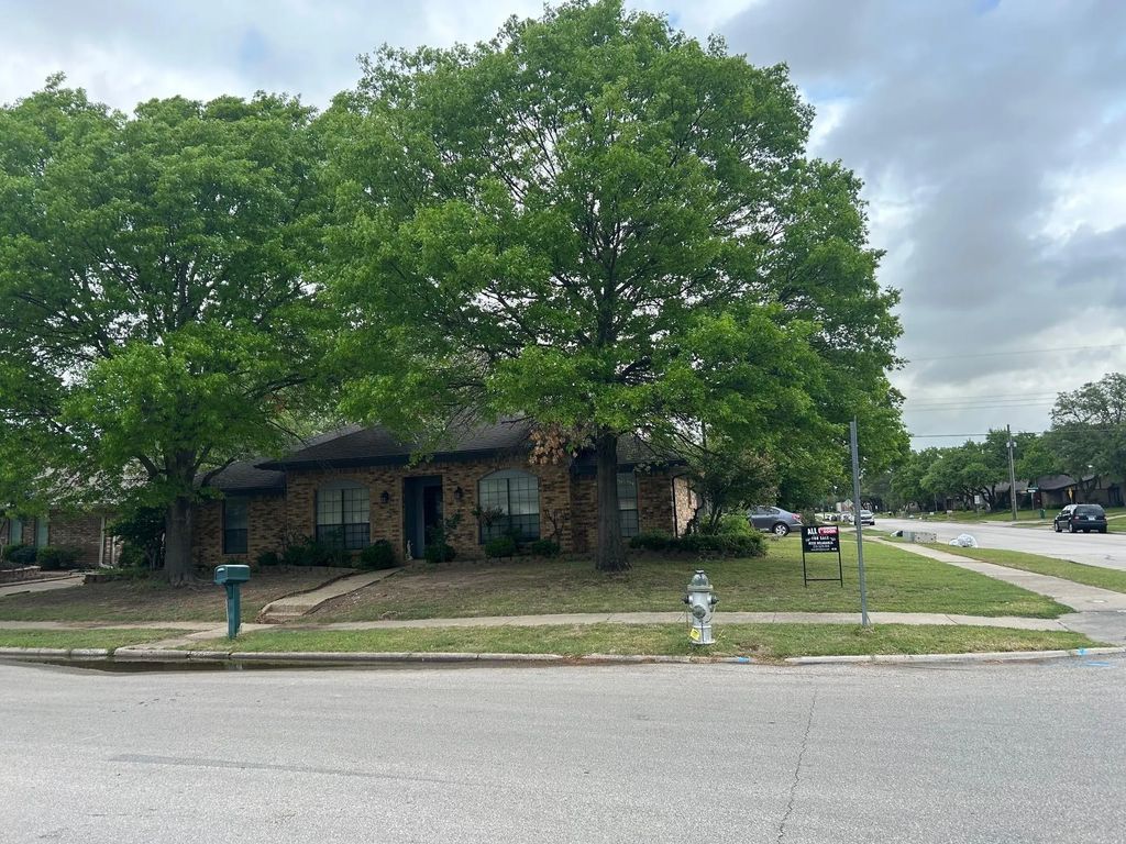 3901 W Country Club Drive, Irving