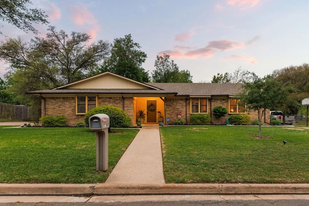 321 Oklahoma Avenue, Hewitt