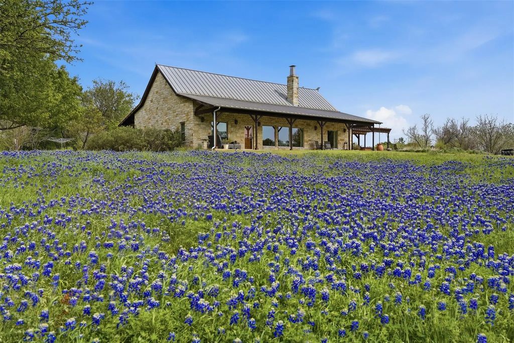 825 Benavides Lane, Mineral Wells